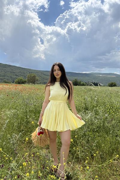 Eteği Volanlı Kuşaklı Elbise Sarı