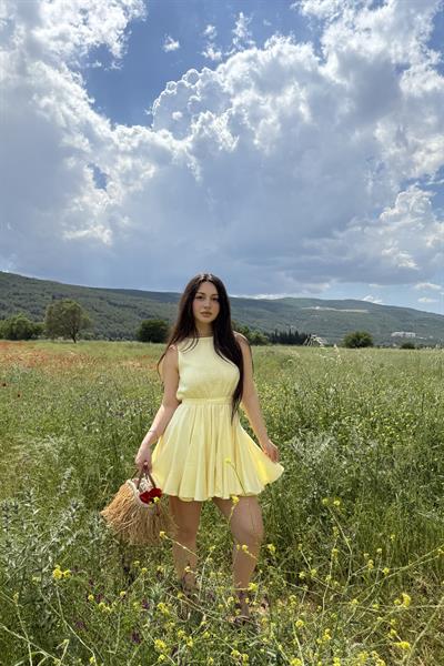 Eteği Volanlı Kuşaklı Elbise Sarı