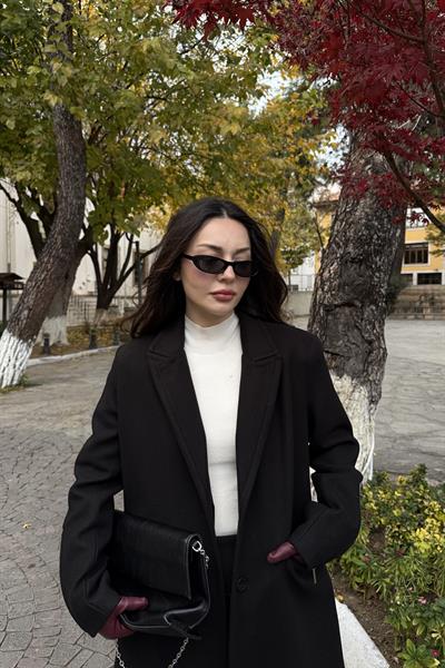 Fermuar Detaylı Klasik Kesim Vatkalı Siyah Kaşe Kaban