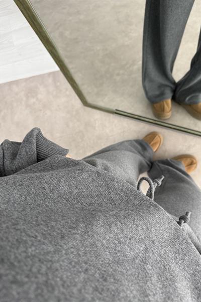 Fitilli Dokulu Gri Eşofman Takımı