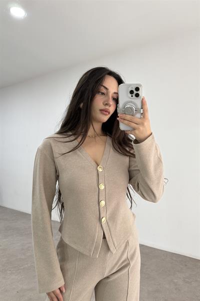 Gold Düğmeli V Yaka Pantolonlu Ekru Fitilli Takım