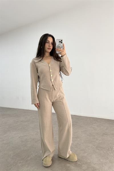 Gold Düğmeli V Yaka Pantolonlu Ekru Fitilli Takım
