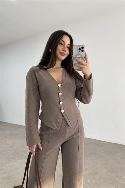 Gold Düğmeli V Yaka Pantolonlu Kahve Fitilli Takım