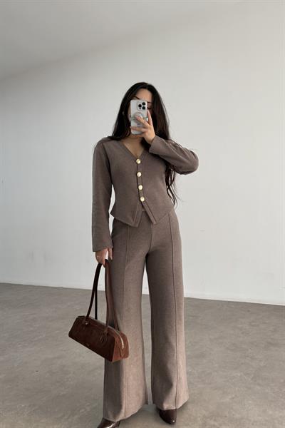 Gold Düğmeli V Yaka Pantolonlu Kahve Fitilli Takım