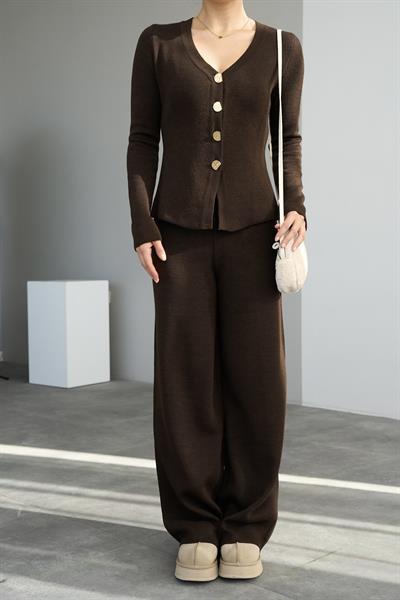 Gold Düğmeli V Yaka Triko Acı Kahve Takım