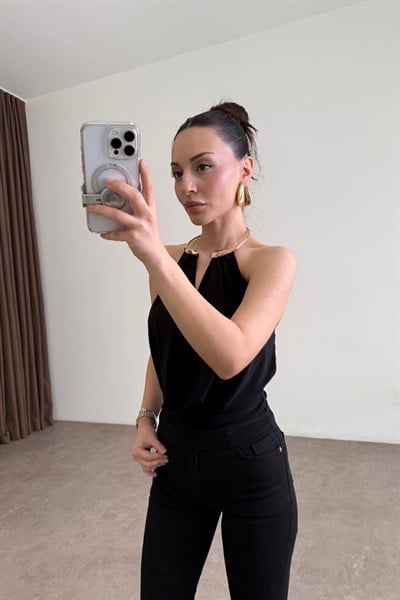 Gold Kolyeli Degaje Siyah Bluz 