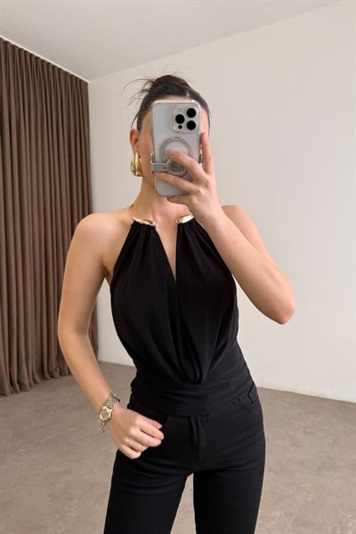 Gold Kolyeli Degaje Siyah Bluz 