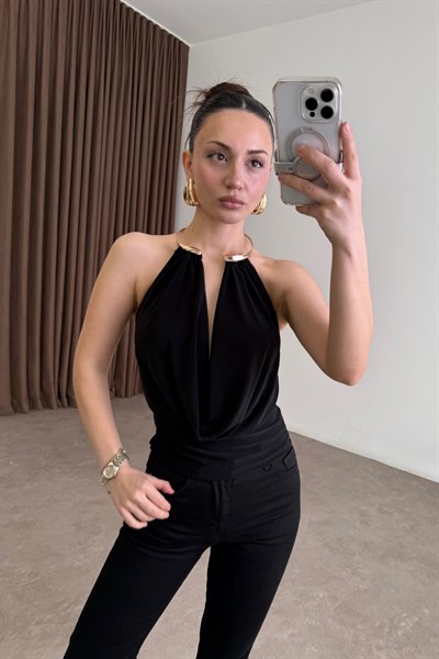 Gold Kolyeli Degaje Siyah Bluz 