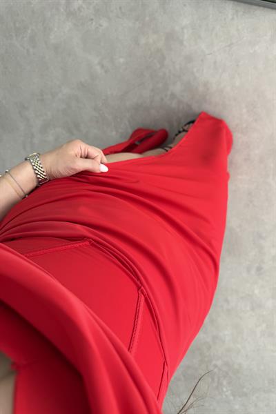 Anka Yırtmaç Detaylı Kırmızı Midi Elbise