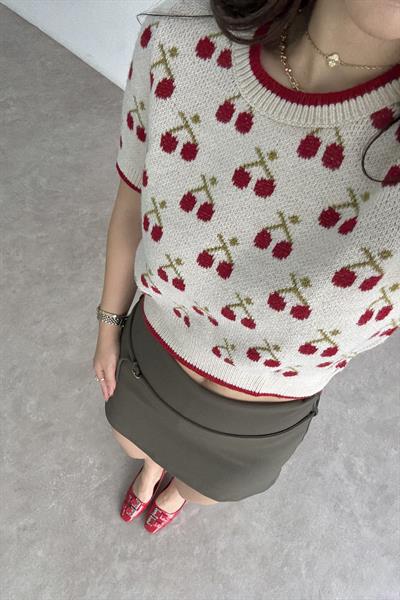 Kiraz Motifli Örgü Kısa Triko Bluz 