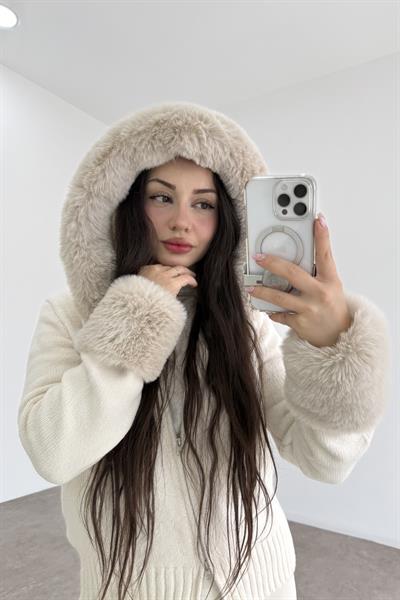 Koları Ve Kapüşonu Kürklü Fermuarlı Ekru Ceket