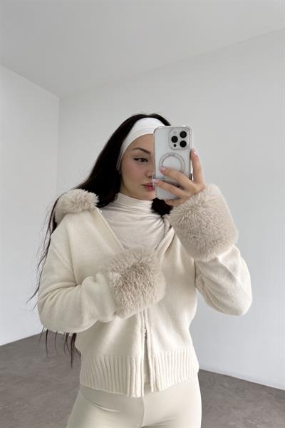 Koları Ve Kapüşonu Kürklü Fermuarlı Ekru Ceket