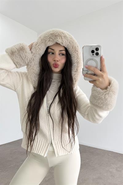 Koları Ve Kapüşonu Kürklü Fermuarlı Ekru Ceket