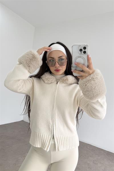 Koları Ve Kapüşonu Kürklü Fermuarlı Ekru Ceket
