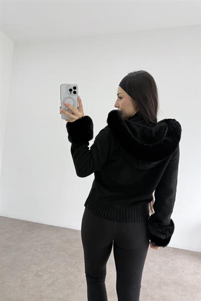 Koları Ve Kapüşonu Kürklü Fermuarlı Siyah Ceket