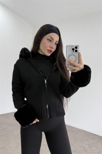 Koları Ve Kapüşonu Kürklü Fermuarlı Siyah Ceket