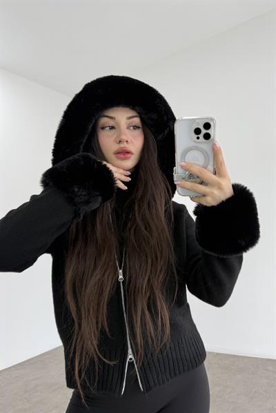 Koları Ve Kapüşonu Kürklü Fermuarlı Siyah Ceket