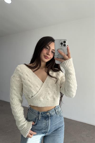 Kruvaze Yaka Örgü Desenli Bej Kazak