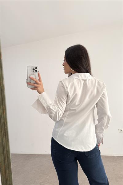 Minimal Belden Oturtmalı Beyaz Gömlek