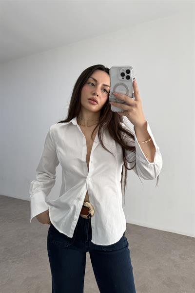 Minimal Belden Oturtmalı Beyaz Gömlek