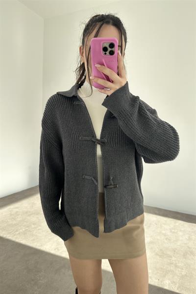 Mssmo Gri Ahşap Düğme Detaylı Kazak