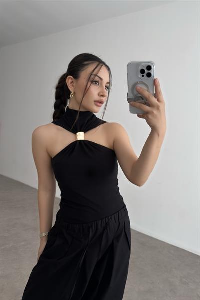 Nefertiti Gold Aksesuarlı Siyah Bluz 