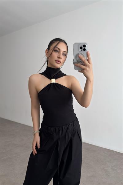 Nefertiti Gold Aksesuarlı Siyah Bluz 