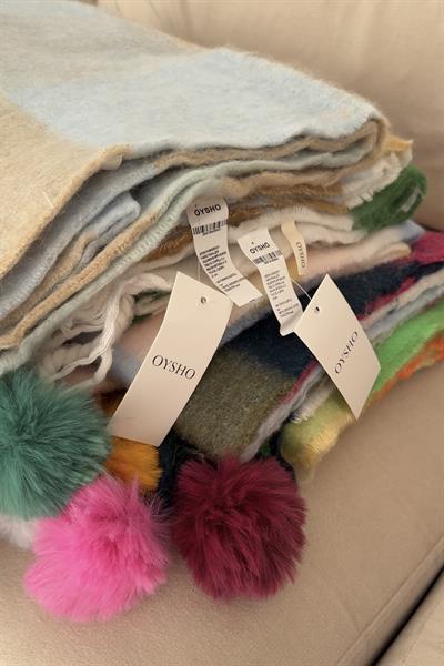 Oys. Kalın Ponpon Detaylı Renkli Atkı