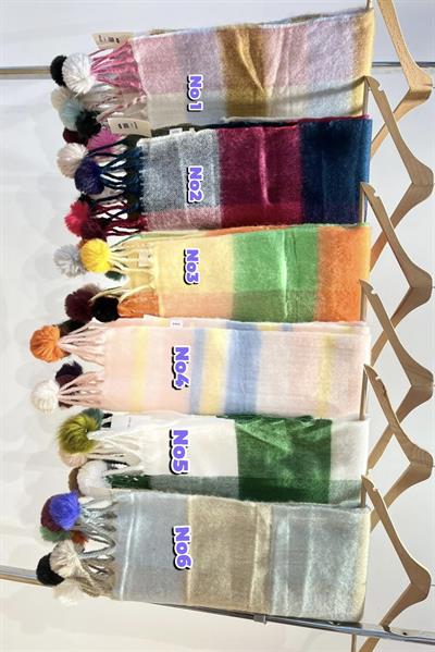 Oys. Kalın Ponpon Detaylı Renkli Atkı