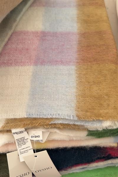 Oys. Kalın Ponpon Detaylı Renkli Atkı