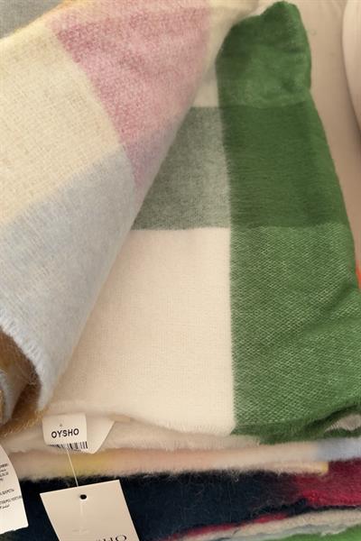 Oys. Kalın Ponpon Detaylı Renkli Atkı