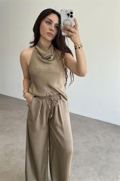 Premium Degaje Sırt Dekolteli Saten Bluz Pantolon Takım Vizon