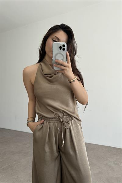 Premium Degaje Sırt Dekolteli Saten Bluz Pantolon Takım Vizon