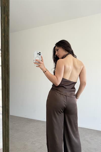 Premium Degaje Sırt Dekolteli Saten Bluz Pantolon Takım Kahve