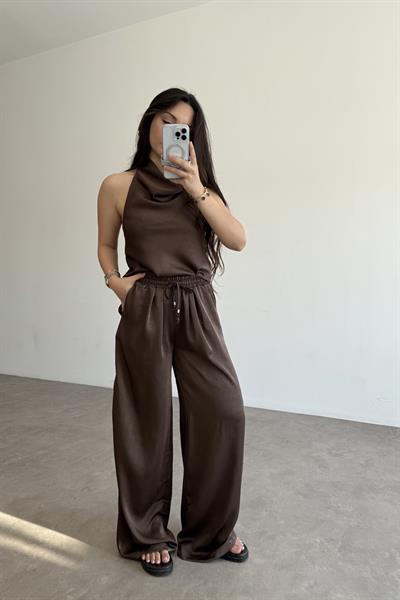 Premium Degaje Sırt Dekolteli Saten Bluz Pantolon Takım Kahve