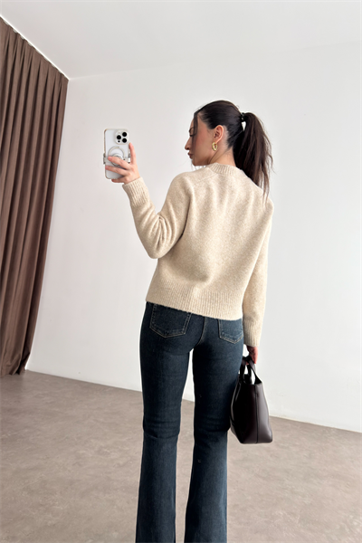 Premium Dik Yaka Düğmeli Taş Triko Kazak 