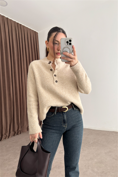 Premium Dik Yaka Düğmeli Taş Triko Kazak 