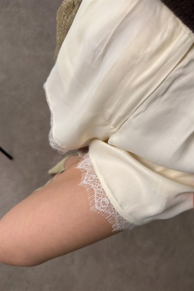 Premium İpek Saten Ekru Dantelli Şort