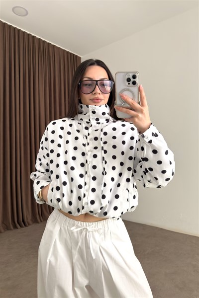 Premium Puantiyeli Dik Yakalı Büzgülü Beyaz Yağmurluk