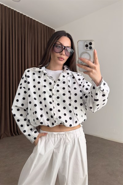 Premium Puantiyeli Dik Yakalı Büzgülü Beyaz Yağmurluk