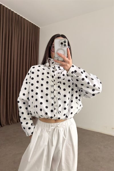 Premium Puantiyeli Dik Yakalı Büzgülü Beyaz Yağmurluk