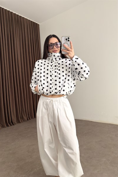 Premium Puantiyeli Dik Yakalı Büzgülü Beyaz Yağmurluk