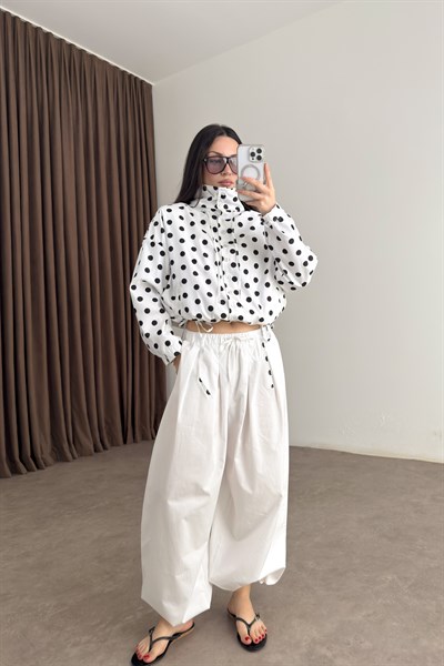 Premium Puantiyeli Dik Yakalı Büzgülü Beyaz Yağmurluk