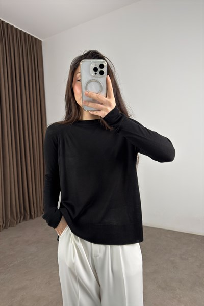 Premium Ribanalı Yırtmaçlı Yuvarlak Yaka Siyah Bluz 