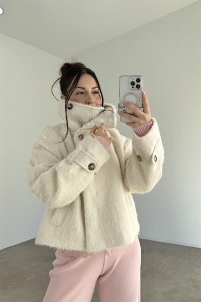 Sakallı Dik Yakalı Ekru Mont