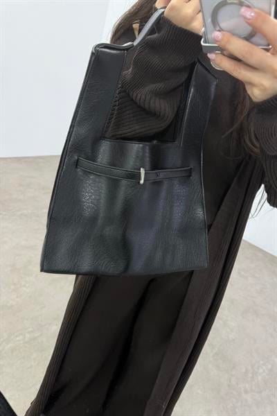 Tokalı Kemer Detaylı Siyah Deri Çanta