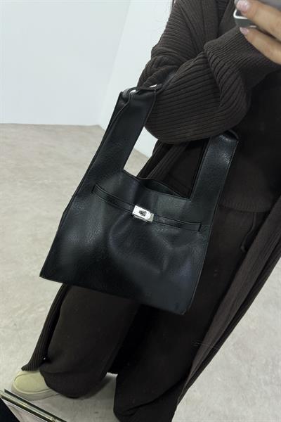 Tokalı Kemer Detaylı Siyah Deri Çanta