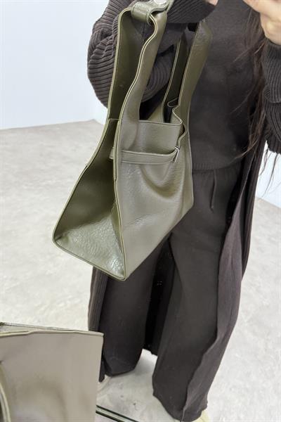 Tokalı Kemer Detaylı Yağ Yeşili Deri Çanta