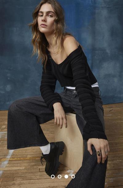 Urban Outfitters V Yaka Siyah Kazak