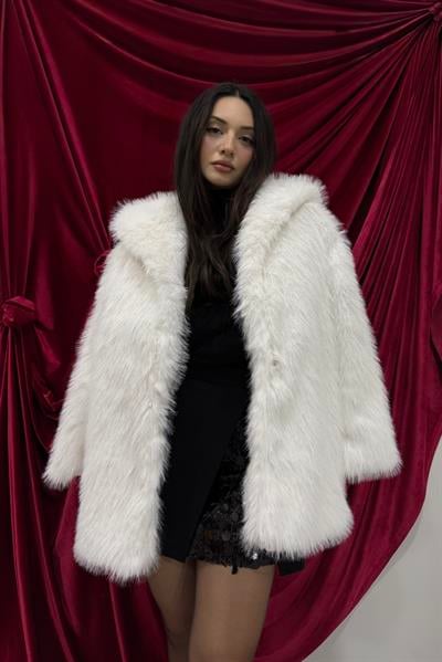 Uzun Yakalı Beyaz Kürk